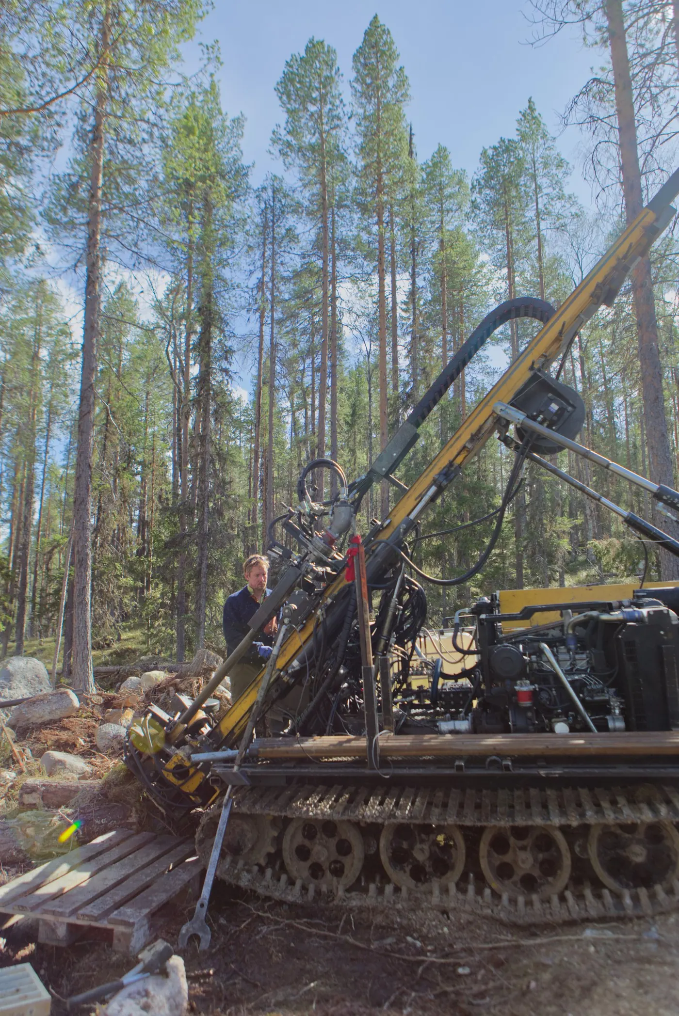 Detalj av borrigg i skogsmiljö